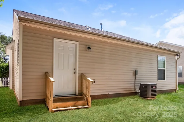 a view of a back yard of the house