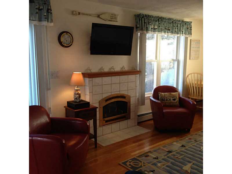 5 Barnacle Road Narragansett, RI 02882 - Photo 8 of 21 Living Room.