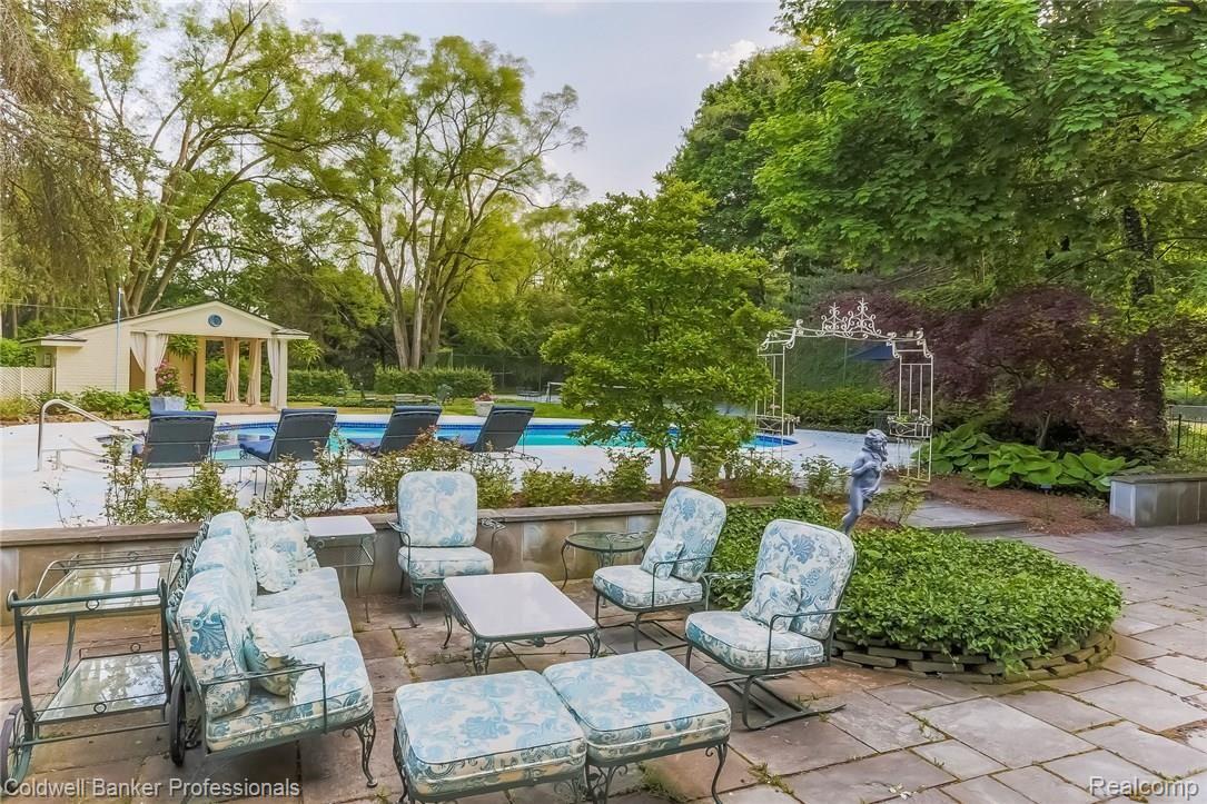 2243 Tottenham Road Bloomfield Hills, MI 48301 - Photo 17 of 21 054-Patio-2796196-medium.jpg