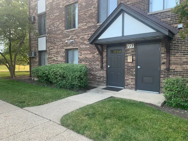 $1,895 | 117 North Gregory Street, Unit 18, Aurora, IL 60504