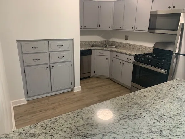 $1,895 | 117 North Gregory Street, Unit 18, Aurora, IL 60504