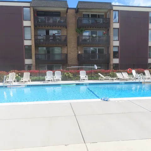 $364,900 | 1855 Tanglewood Drive, Unit F, Glenview, IL 60025