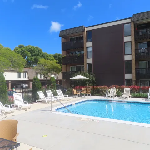 $364,900 | 1855 Tanglewood Drive, Unit F, Glenview, IL 60025