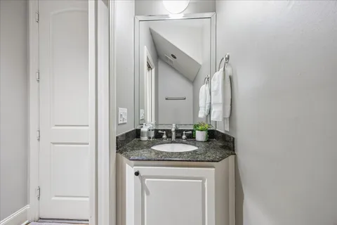 $1,570,000 | 5211 Pocahontas Street, Bellaire, TX 77401