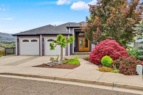 $895,000 | 817 Amerman Drive, Phoenix, OR 97535