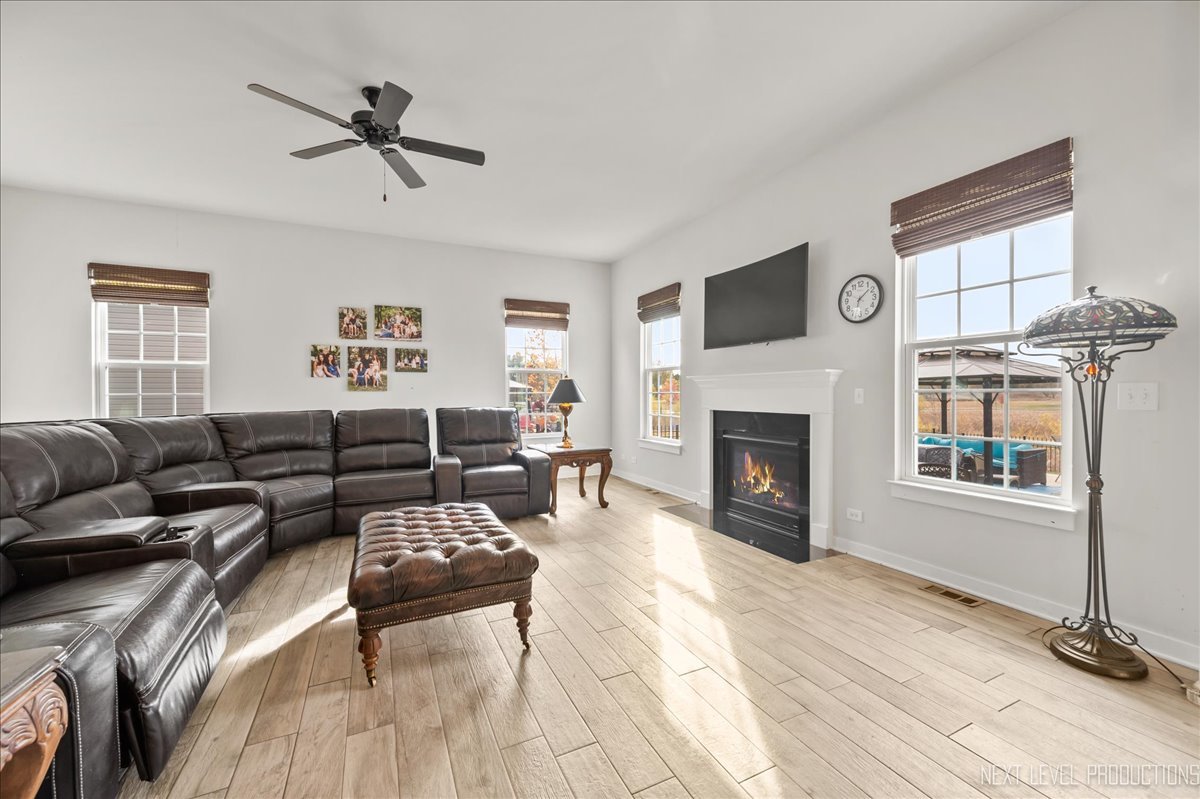 828 Mario Lane Gilberts, IL 60136 - Photo 12 of 32