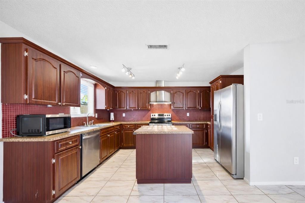 10815 Venice Circle Tampa, FL 33635 - Photo 11 of 32