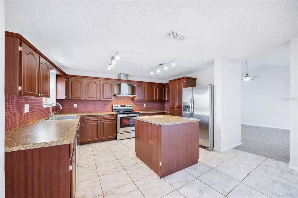 10815 Venice Circle Tampa, FL 33635 - Photo 12 of 32