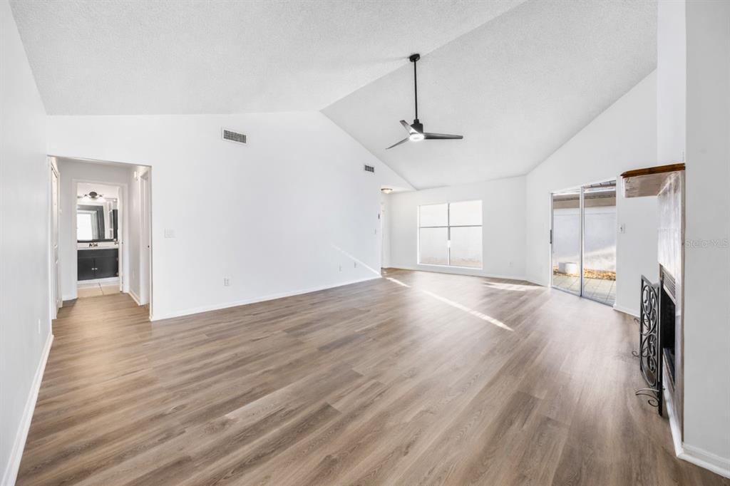 10815 Venice Circle Tampa, FL 33635 - Photo 5 of 32