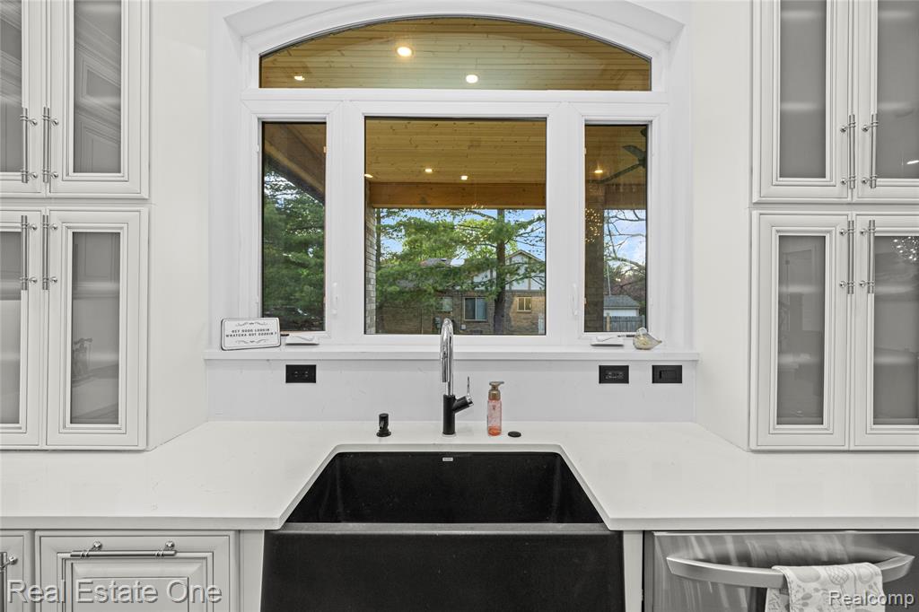 5321 Rochester Road Troy, MI 48085 - Photo 17 of 73