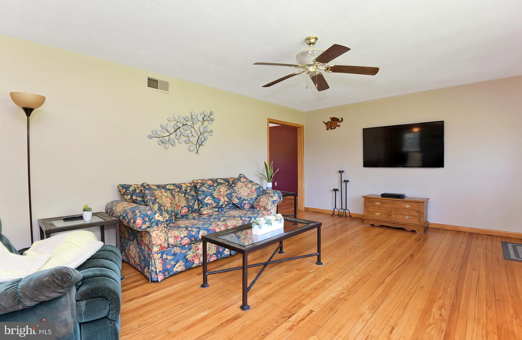 1433 Trenton Harbourton Road Pennington, NJ 08534 - Photo 4 of 36 Living Room