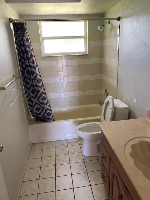 10400 Kidron Avenue Englewood, FL 34224 - Photo 7 of 10 a bathroom with a bathtub a sink and toilet