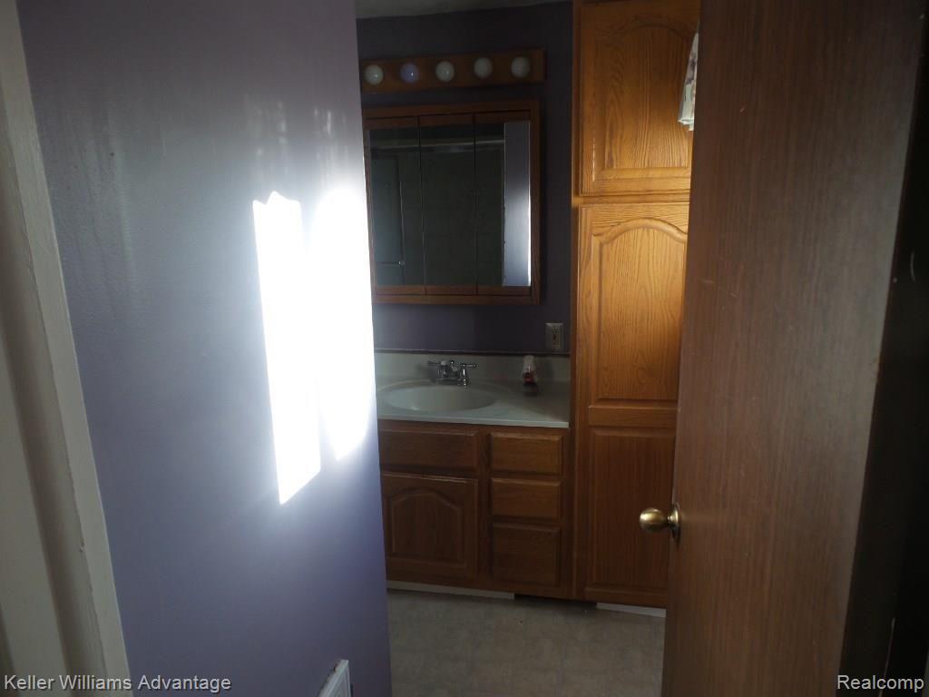 42623 Hanford Road Canton, MI 48187 - Photo 9 of 30 20151102_160840.jpg
