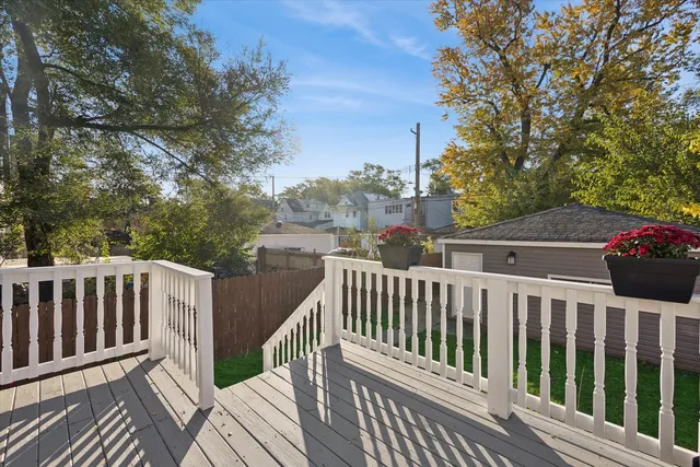 a view of a pathway of a house with wooden fence