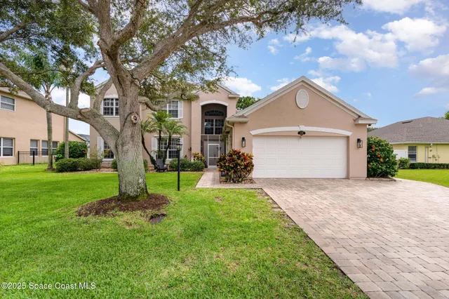 a view of a yard in front of house