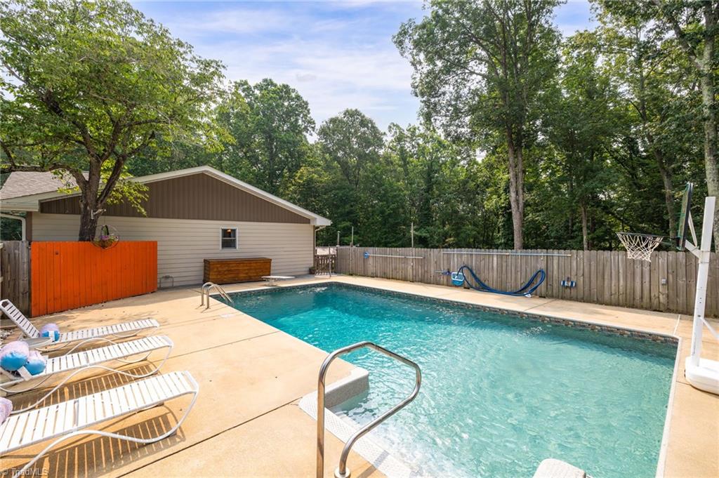 550 Pannel Road Reidsville, NC 27320 - Photo 33 of 40 Saltwater Pool - 32'x16'