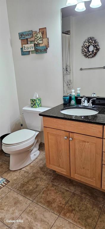 628 Cleveland Street, Unit 1207 Clearwater, FL 33755 - Photo 26 of 36 a bathroom with a toilet a sink and mirror