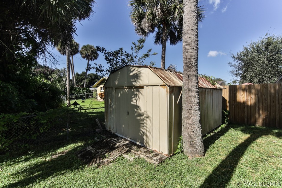700 Green Road New Smyrna Beach, FL 32168 - Photo 36 of 37 a view of backyard with green space
