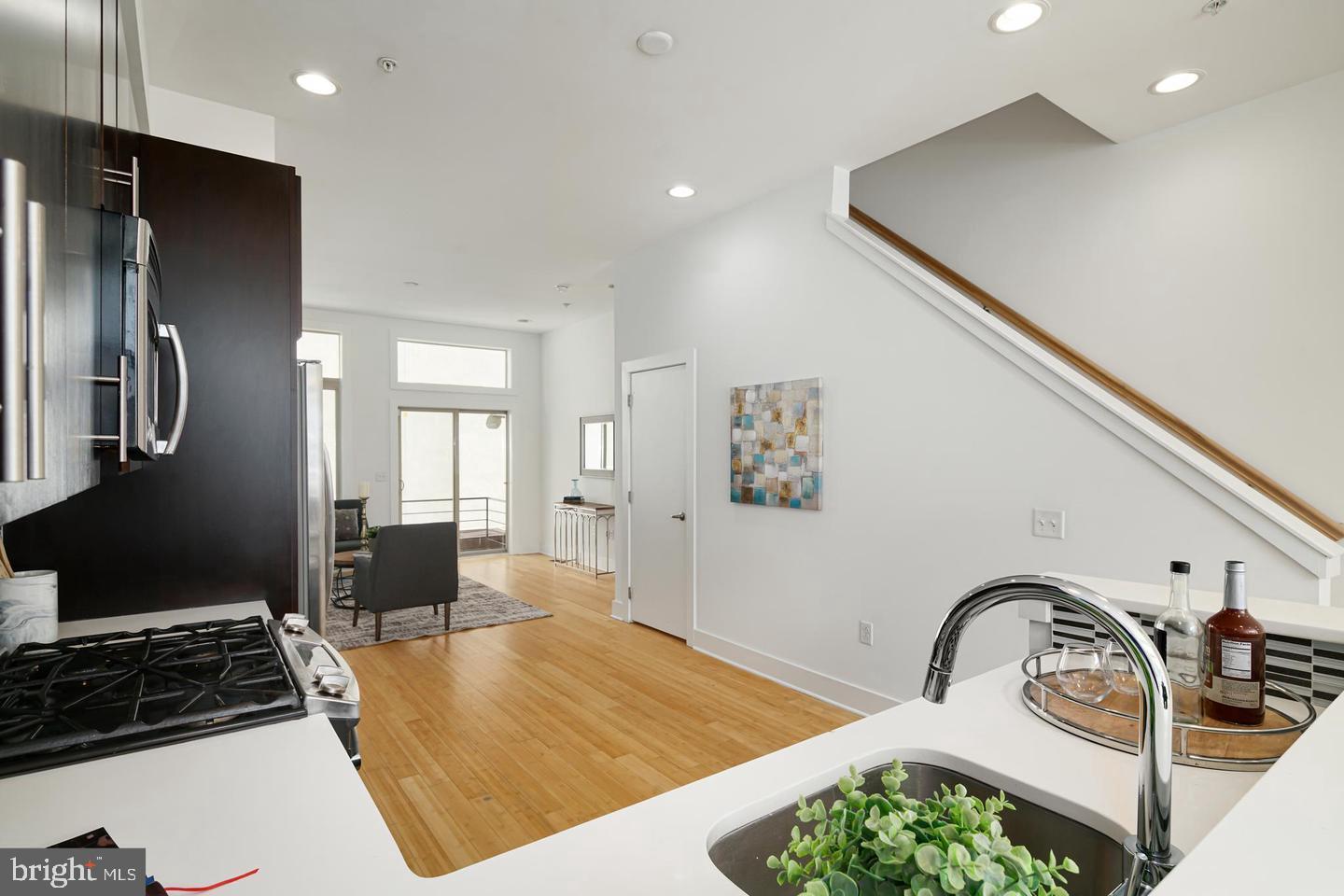 1129 Hope Street Philadelphia, PA 19123 - Photo 3 of 27
