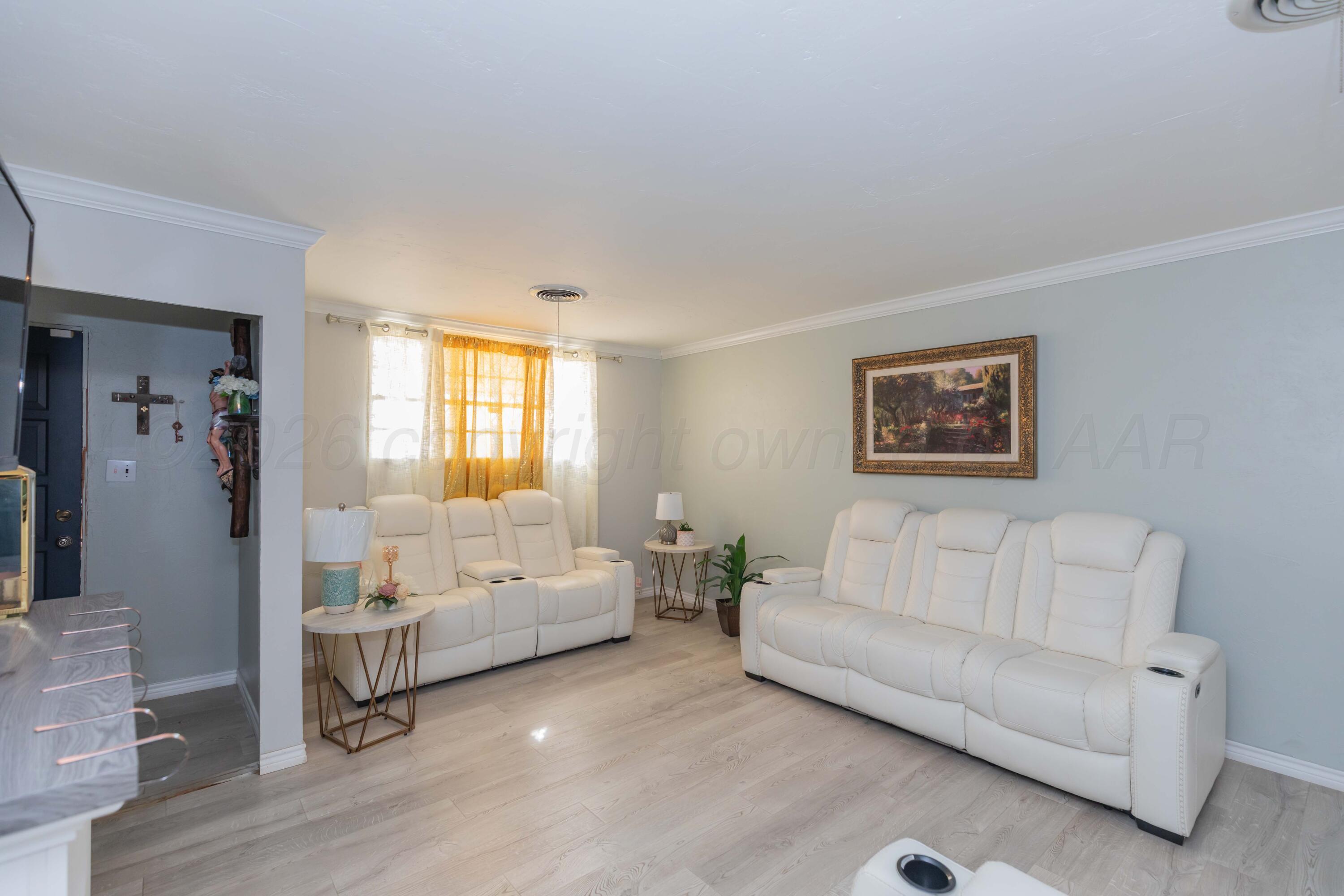 905 North Travis Street Amarillo, TX 79107 - Photo 4 of 42 a living room with furniture and a large window