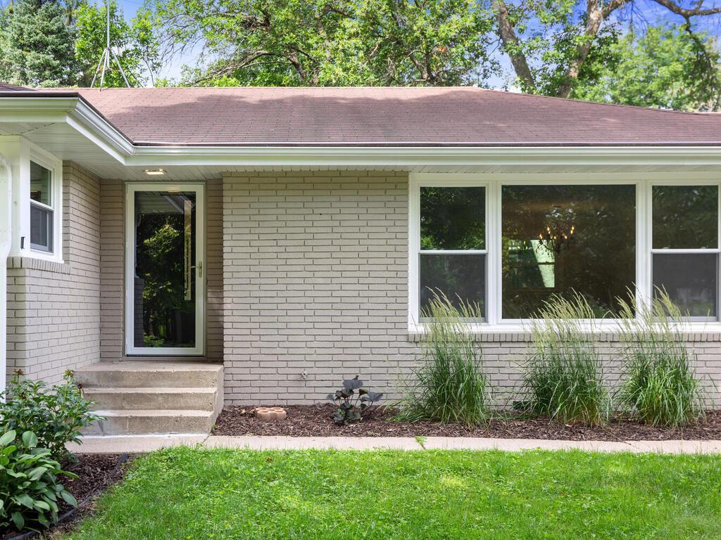 4820 Williston Road Minnetonka, MN 55345 - Photo 3 of 38