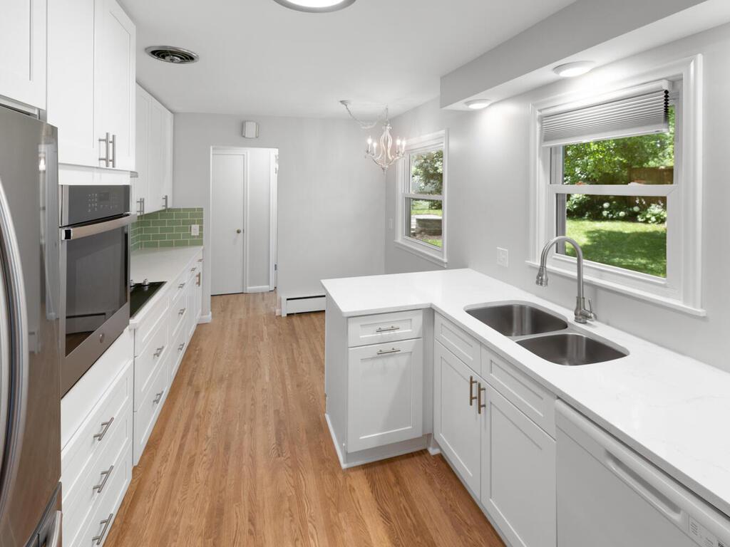 4820 Williston Road Minnetonka, MN 55345 - Photo 9 of 38