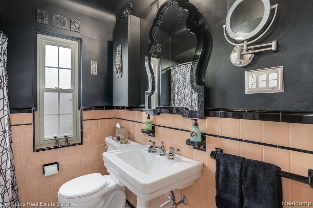 1729 Roslyn Road Grosse Pointe Woods, MI 48236 - Photo 10 of 26