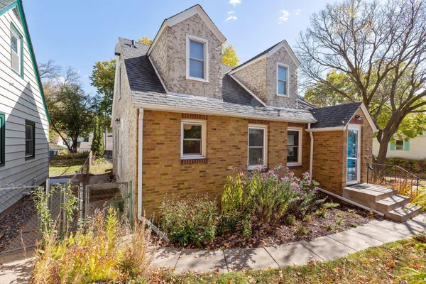 $2,300 | 3401 Buchanan Street Northeast, Minneapolis, MN 55418