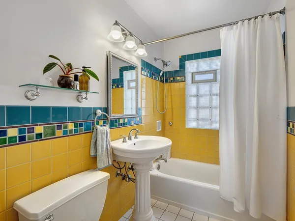 $2,300 | 3401 Buchanan Street Northeast, Minneapolis, MN 55418