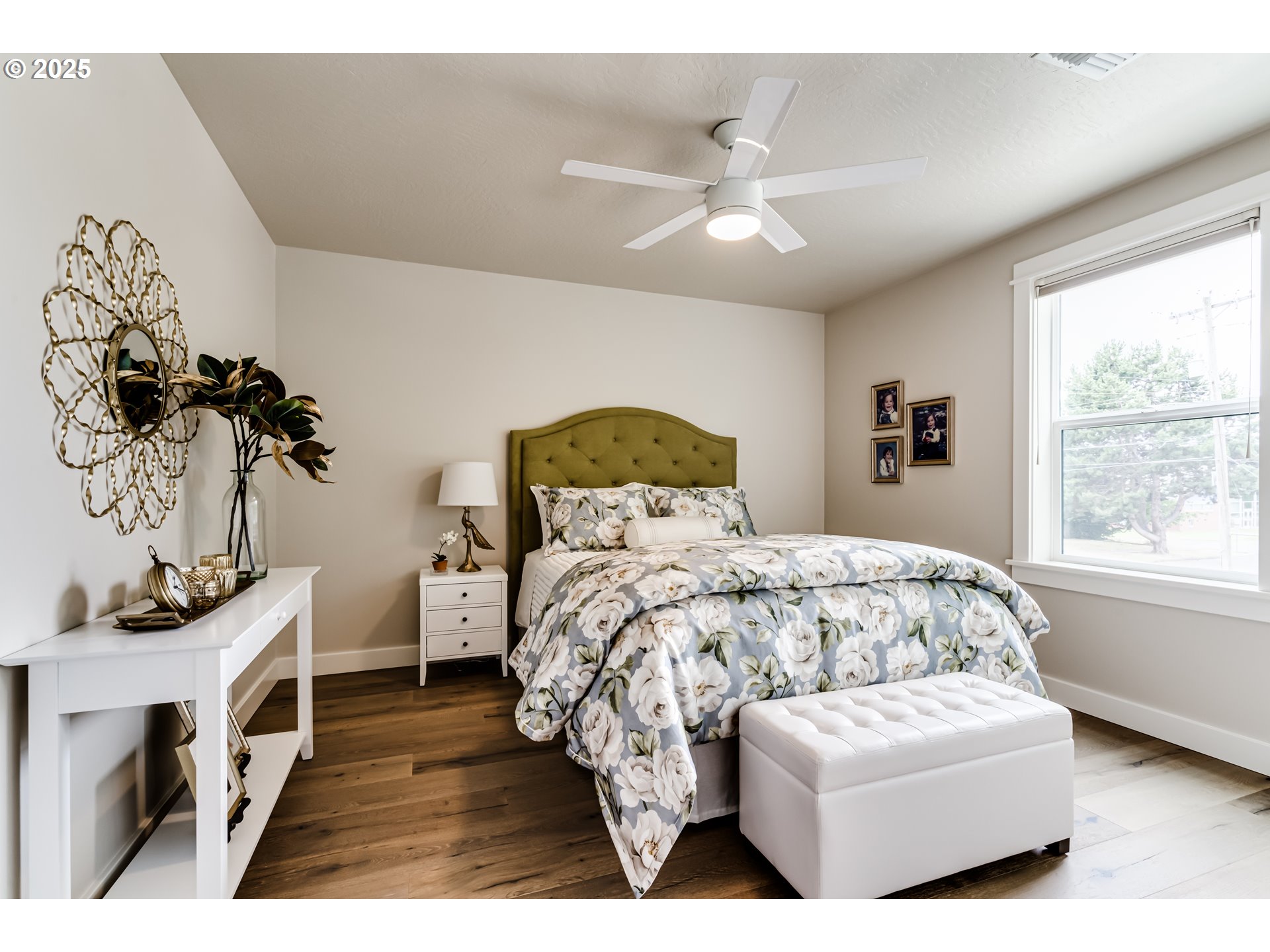 1489 Taylor Street Eugene, OR 97402 - Photo 38 of 47 a bedroom with a large bed and a window