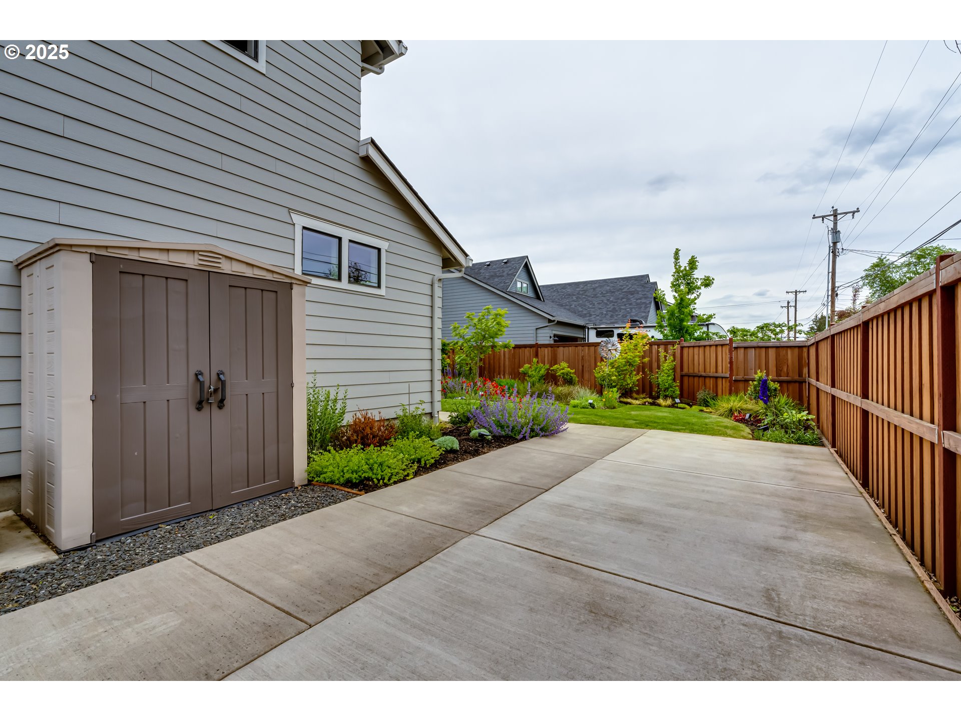 1489 Taylor Street Eugene, OR 97402 - Photo 41 of 47 a view of a garden with wooden fence