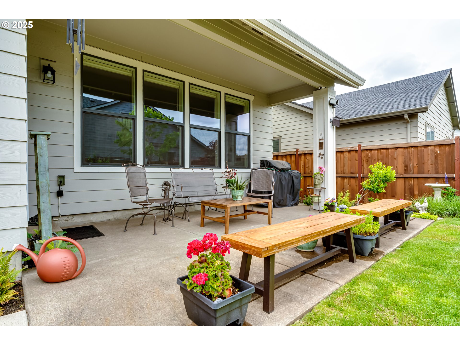 1489 Taylor Street Eugene, OR 97402 - Photo 44 of 47 a backyard of a house with seating space