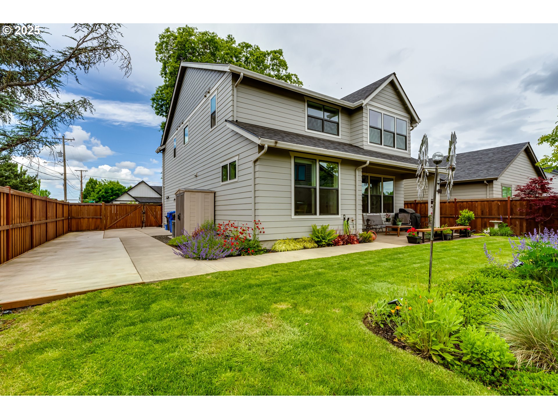1489 Taylor Street Eugene, OR 97402 - Photo 47 of 47 a view of a yard in front of house