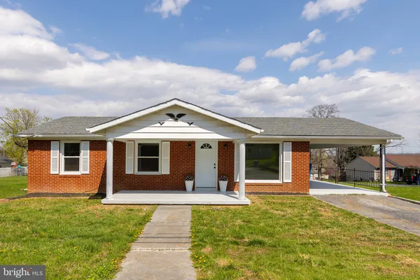 $325,000 | 101 West 17th Street, Front Royal, VA 22630