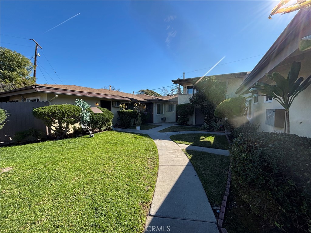 U-shaped complex. Three single story units and one unit upstairs.