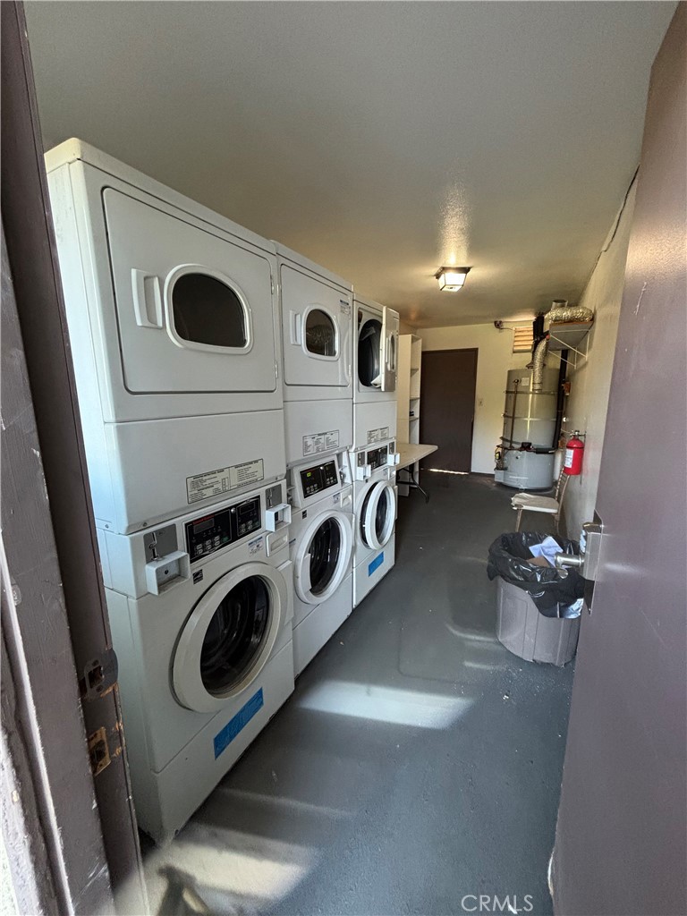 216 South Ridgeway Street Anaheim, CA 92804 - Photo 16 of 16 Community laundry