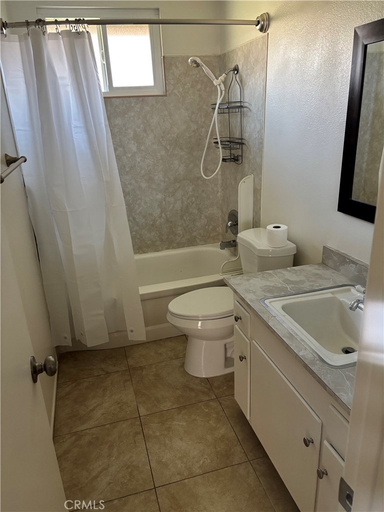 216 South Ridgeway Street Anaheim, CA 92804 - Photo 6 of 16 Full bathroom.