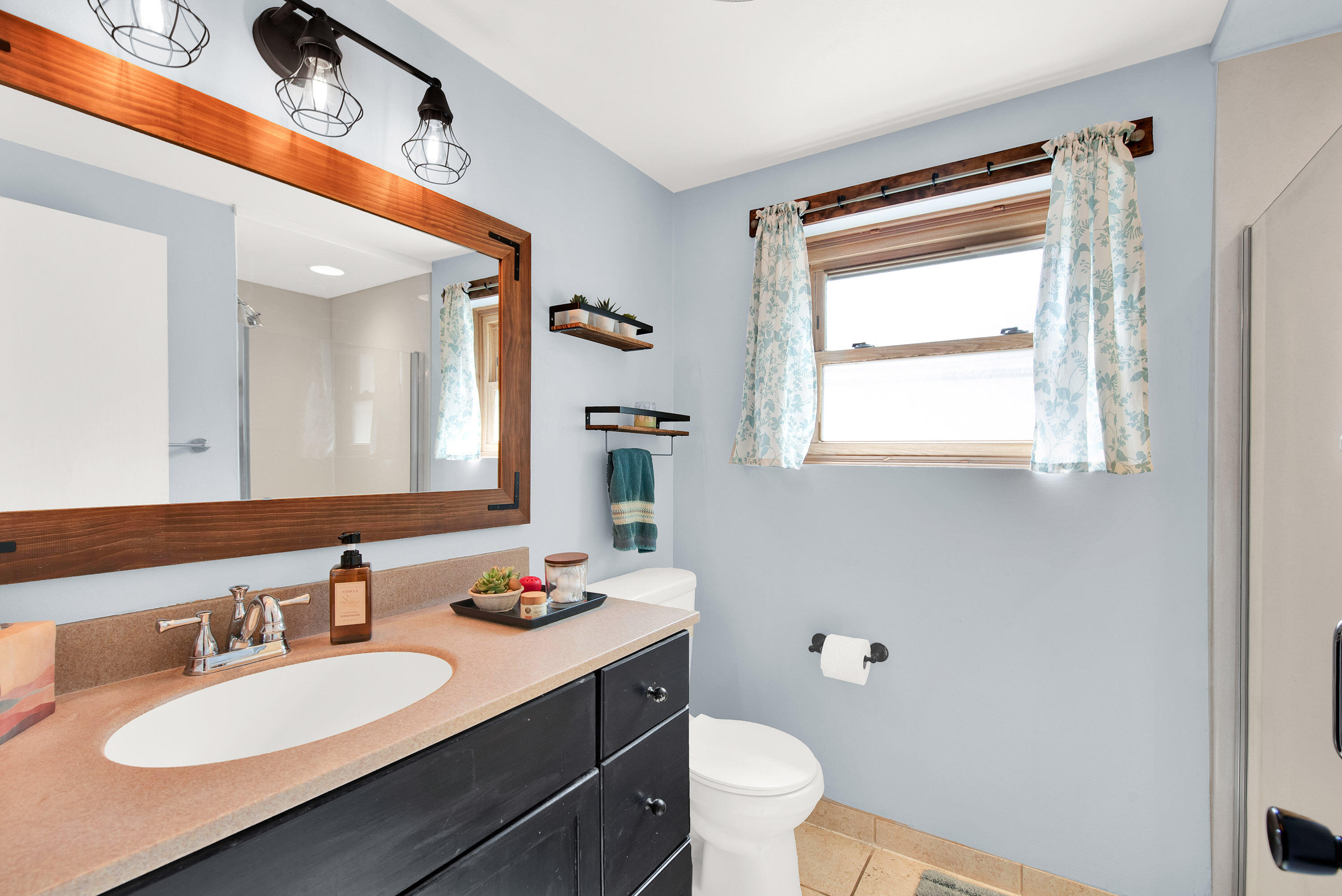 5279 South 22nd Street Milwaukee, WI 53221 - Photo 13 of 27 Full Bath