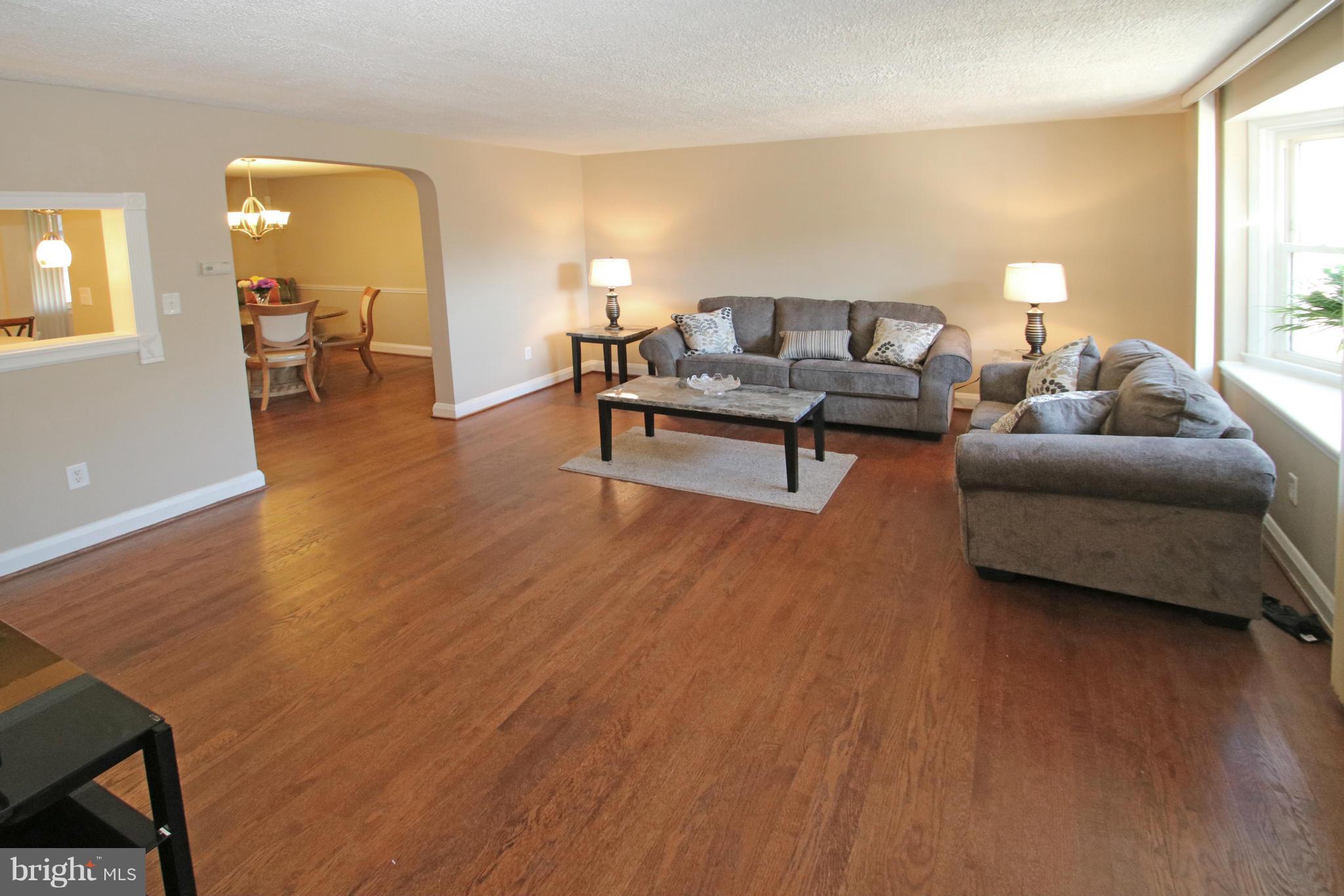 846 Stamford Road Baltimore, MD 21229 - Photo 3 of 23 Living Room