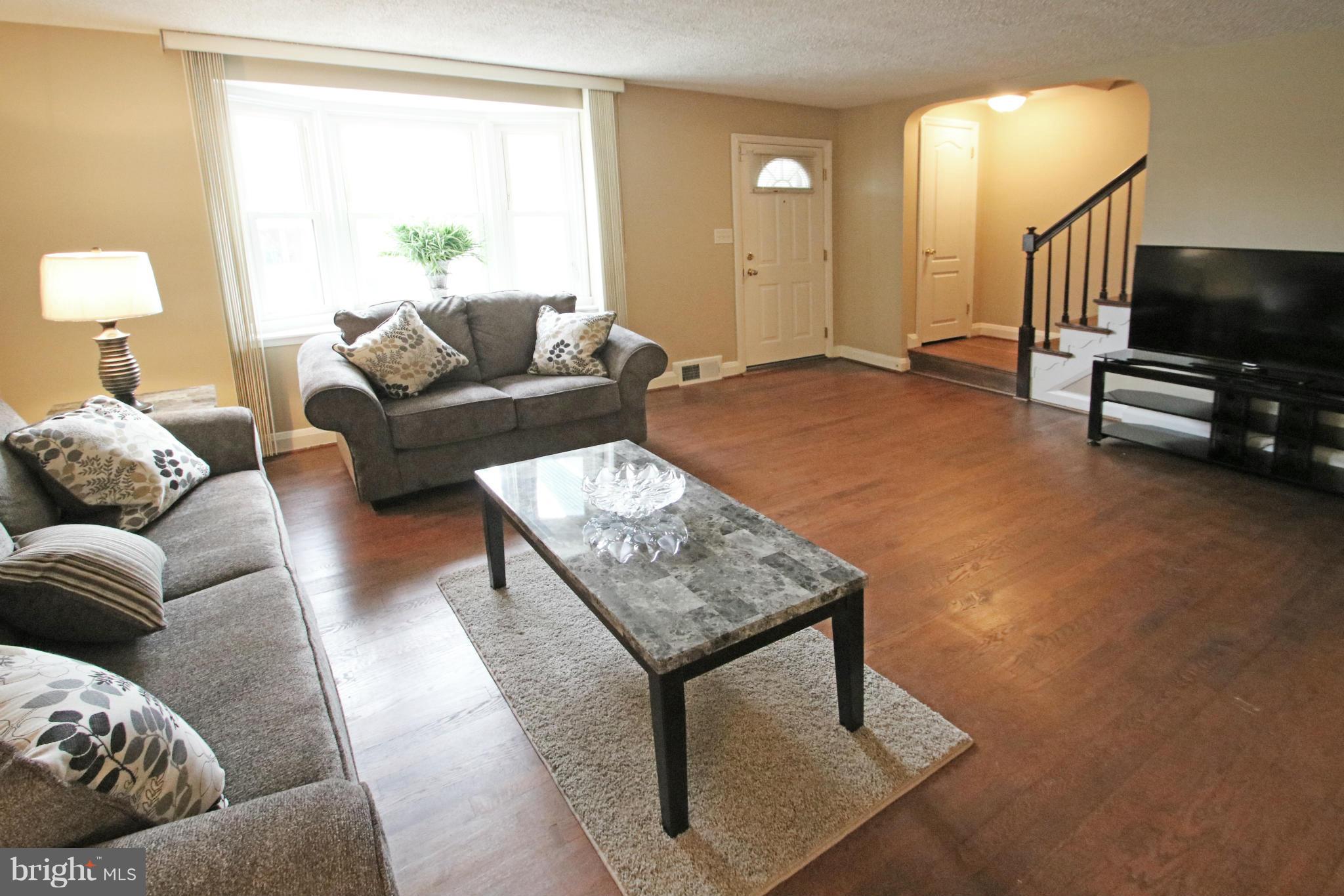 846 Stamford Road Baltimore, MD 21229 - Photo 4 of 23 Living Room