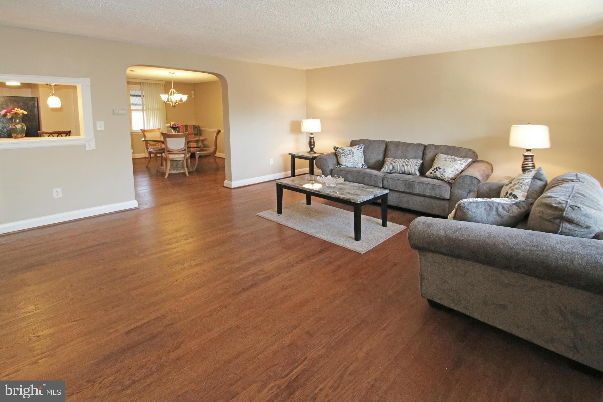 846 Stamford Road Baltimore, MD 21229 - Photo 5 of 23 Living Room