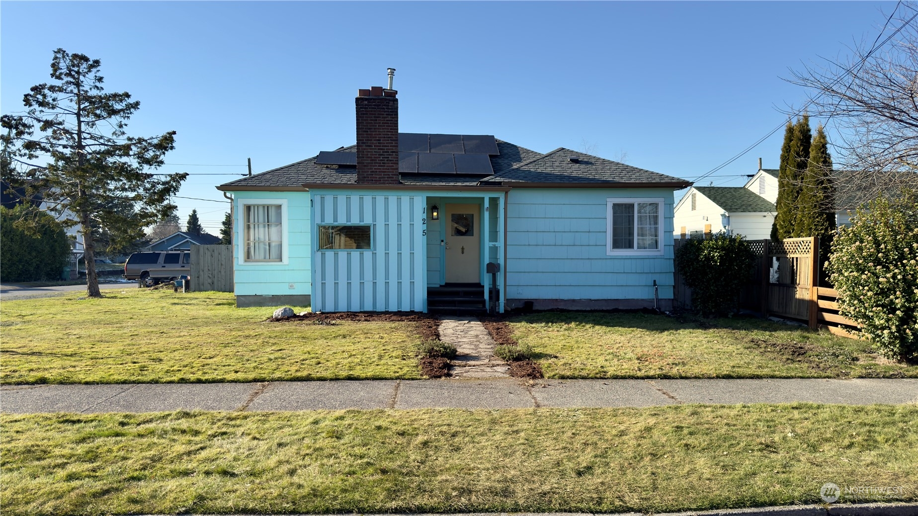 125 South 11th Street Mount Vernon, WA 98274 - Photo 1 of 33 a front view of a house with garden
