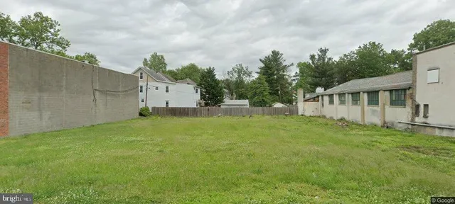a view of a house with backyard and garden