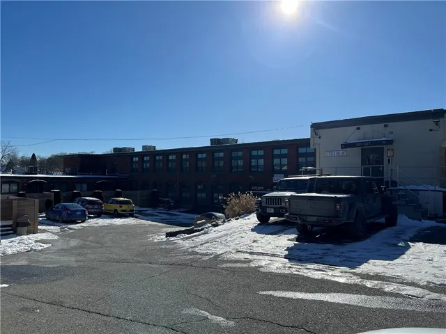 $2,275 | 1117 Douglas Avenue, Unit 303, North Providence, RI 02904