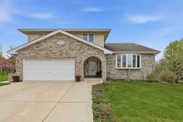 $599,900 | 8920 Emerald Court, Hickory Hills, IL 60457