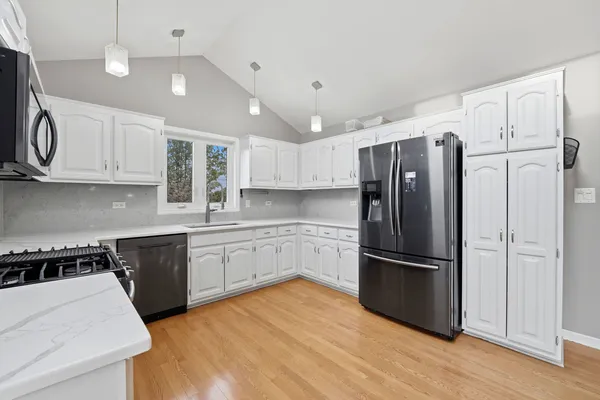 $599,900 | 8920 Emerald Court, Hickory Hills, IL 60457