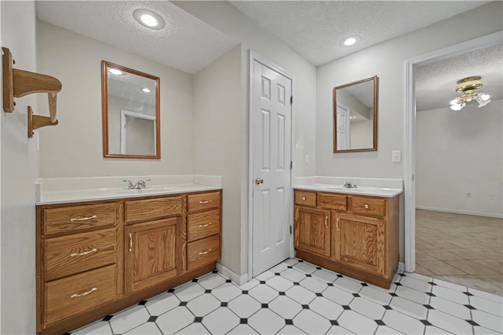 12209 Aberdeen Road Leawood, KS 66209 - Photo 34 of 42