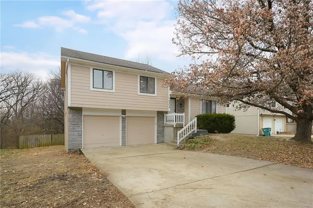 $285,000 | 14406 St Andrews Drive, Grandview, MO 64030