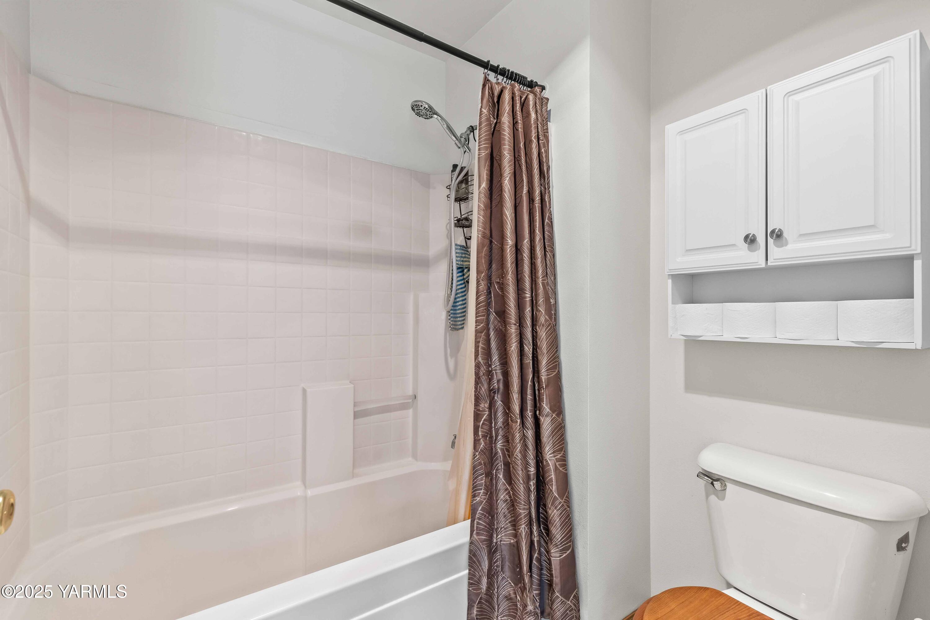 6508 Terry Avenue Yakima, WA 98908 - Photo 20 of 24 a bathroom with a shower and a toilet