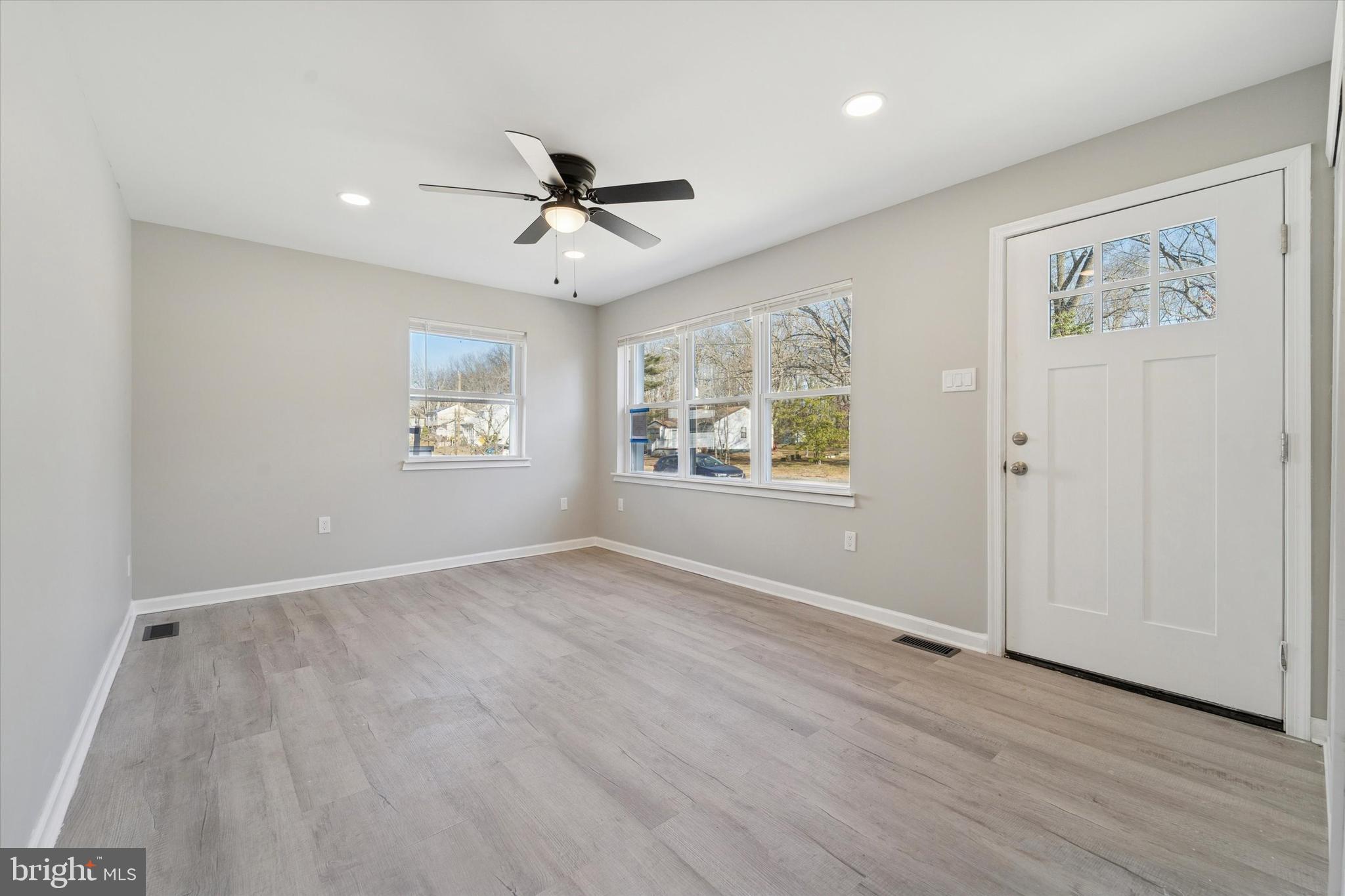 760 Ashbourne Avenue Lindenwold, NJ 08021 - Photo 5 of 30 Inviting Living Room